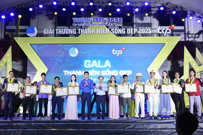 Giải thưởng tôn vinh những thanh niên tiêu biểu với những nghĩa cử nhân ái, vì cộng đồng. (Ảnh: PV/Vietnam+) Giải thưởng tôn vinh những thanh niên tiêu biểu với những nghĩa cử nhân ái, vì cộng đồng. (Ảnh: PV/Vietnam+)