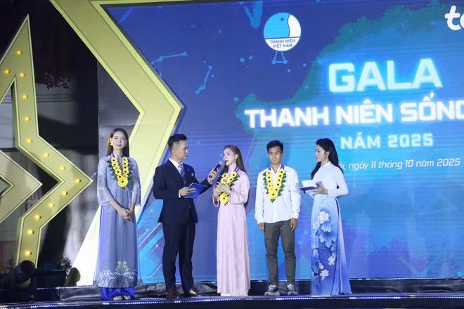 Ca sỹ Hòa Minzy chia sẻ tại sự kiện. (Ảnh: PV/Vietnam+)