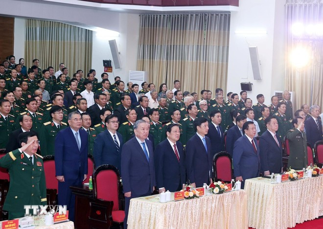 Tổng Bí thư Tô Lâm và các đại biểu thực hiện nghi lễ chào cờ. (Ảnh: Thống Nhất/TTXVN) Tổng Bí thư Tô Lâm và các đại biểu thực hiện nghi lễ chào cờ. (Ảnh: Thống Nhất/TTXVN)