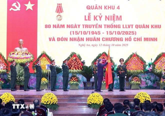Tổng Bí thư Tô Lâm gắn Huân chương Hồ Chí Minh lên lá cờ truyền thống của Quân khu 4. (Ảnh: Thống Nhất/TTXVN) Tổng Bí thư Tô Lâm gắn Huân chương Hồ Chí Minh lên lá cờ truyền thống của Quân khu 4. (Ảnh: Thống Nhất/TTXVN)
