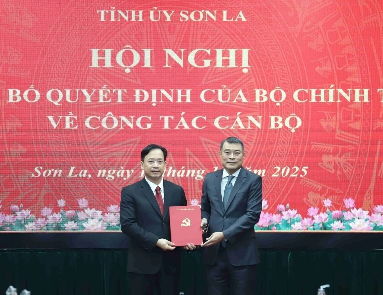 Ông Lê Minh Hưng - Ủy viên Bộ Chính trị, Bí thư Trung ương Đảng, Trưởng Ban Tổ chức Trung ương, trao quyết định cho tân Bí thư Tỉnh ủy Sơn La Hoàng Văn Nghiệm. Ông Lê Minh Hưng - Ủy viên Bộ Chính trị, Bí thư Trung ương Đảng, Trưởng Ban Tổ chức Trung ương, trao quyết định cho tân Bí thư Tỉnh ủy Sơn La Hoàng Văn Nghiệm.