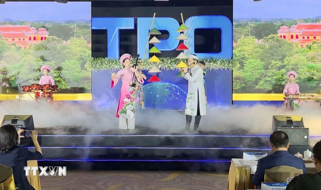 Tiết mục trình diễn nghệ thuật truyền thống Việt Nam mở màn sự kiện. (Ảnh: Hữu Duyên/TTXVN) Tiết mục trình diễn nghệ thuật truyền thống Việt Nam mở màn sự kiện. (Ảnh: Hữu Duyên/TTXVN)
