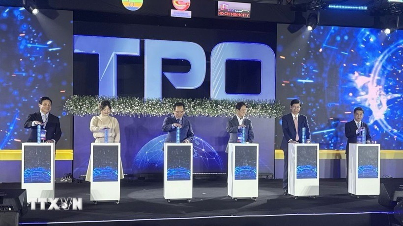 Các đại biểu thực hiện nghi thức khai mạc Đại hội đồng TPO lần thứ 12. (Ảnh: Hữu Duyên/TTXVN) ho-chi-minh.jpg