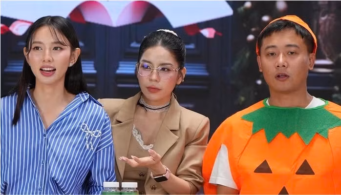 Hoa hậu Thùy Tiên, Hằng Du Mục, Quang Linh Vlogs (từ trái qua) trong một lần livestream bán kẹo Kera. Ảnh: Cắt từ video