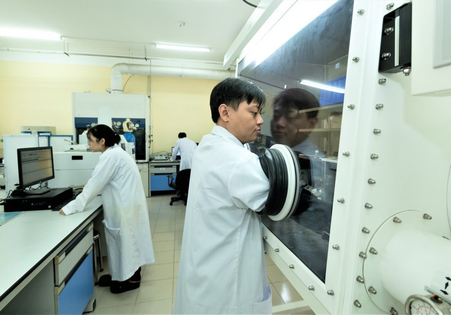 coi tri thức, khoa học, công nghệ, đổi mới sáng tạo, chuyển đổi số là động lực then chốt của mô hình tăng trưởng mới. Ảnh minh họa: Các nhà khoa học đang làm việc tại Trung tâm Vật liệu cấu trúc nano và phân tử (Nguồn: SGGP)