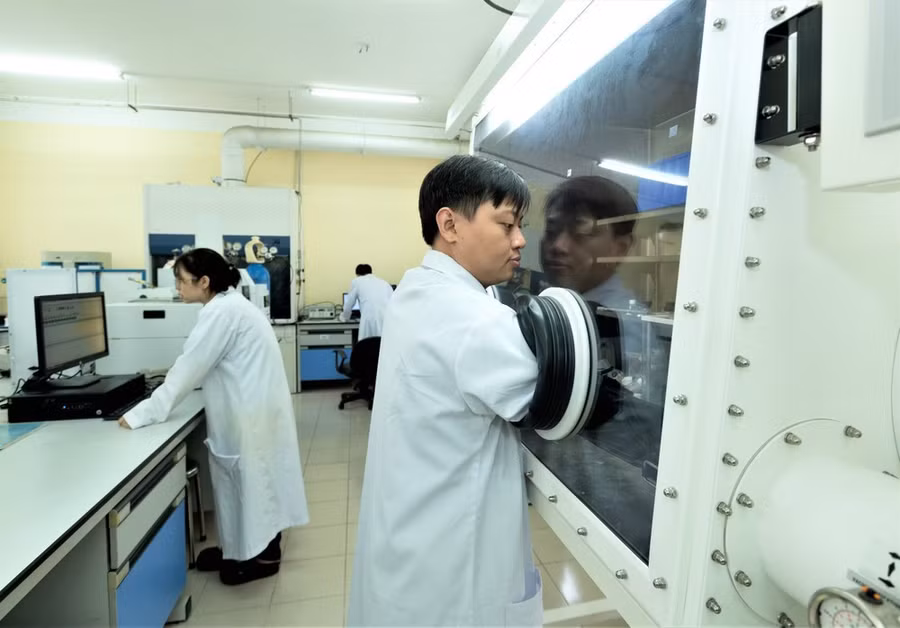 coi tri thức, khoa học, công nghệ, đổi mới sáng tạo, chuyển đổi số là động lực then chốt của mô hình tăng trưởng mới. Ảnh minh họa: Các nhà khoa học đang làm việc tại Trung tâm Vật liệu cấu trúc nano và phân tử (Nguồn: SGGP)