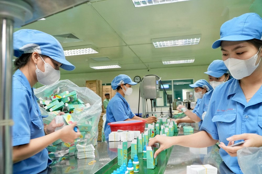 Trong bộn bề gian khó nhưng đất nước vẫn giữ được ổn định, xã hội vẫn giữ được trật tự và niềm tin, các “mạch máu” kinh tế – sản xuất – lưu thông được khôi phục kịp thời. Ảnh minh họa: Công nhân đóng gói sản phẩm bao bì mới tại Nhà máy Dược phẩm OPC, TPHCM. Nguồn: SGGP