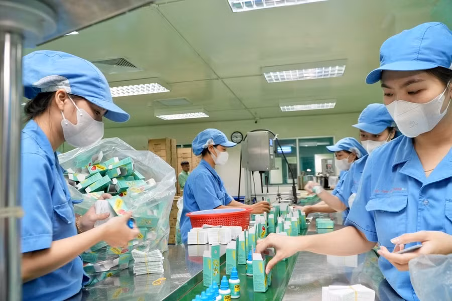 Trong bộn bề gian khó nhưng đất nước vẫn giữ được ổn định, xã hội vẫn giữ được trật tự và niềm tin, các “mạch máu” kinh tế – sản xuất – lưu thông được khôi phục kịp thời. Ảnh minh họa: Công nhân đóng gói sản phẩm bao bì mới tại Nhà máy Dược phẩm OPC, TPHCM. Nguồn: SGGP