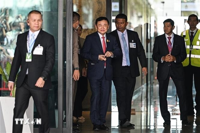 Cựu Thủ tướng Thái Lan Thaksin Shinawatra (giữa) tại sân bay Don Mueang, Bangkok, Thái Lan, ngày 22/8/2023. (Nguồn: AFP/TTXVN) thaksin.jpg