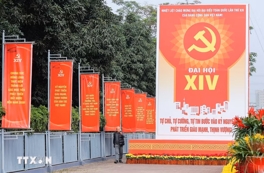 Pano, khẩu hiệu rực đỏ trên các tuyến phố Thủ đô dịp Đại hội đại biểu toàn quốc lần thứ XIV của Đảng. Ảnh: Lê Đông/TTXVN