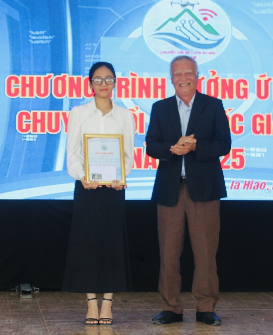 Chị Trần Thị Minh Hòa nhận giải nhất cuộc thi với video “Nơi những mùa khoai không còn đắng giá”. Ảnh: Vũ Chi nhan-giai.jpg