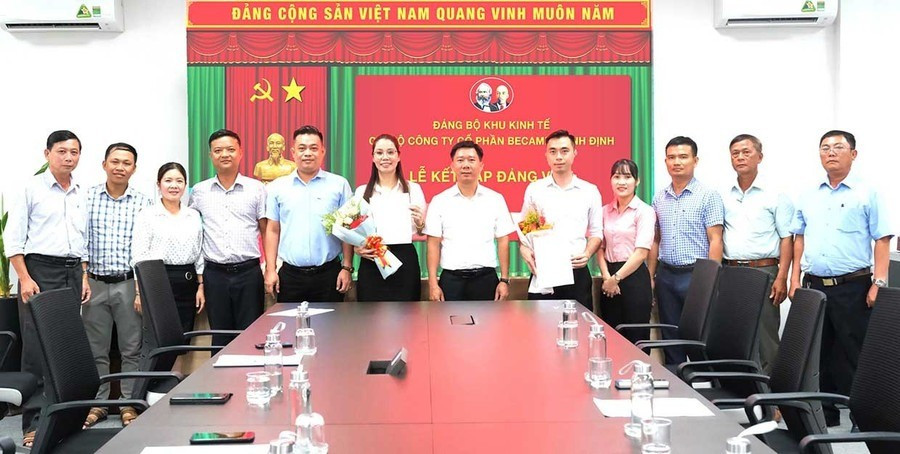 Slavnostní přijímání do strany ve stranické buňce akciové společnosti Becamex Binh Dinh. Foto: N.H. ket-nap-dang-vien.jpg