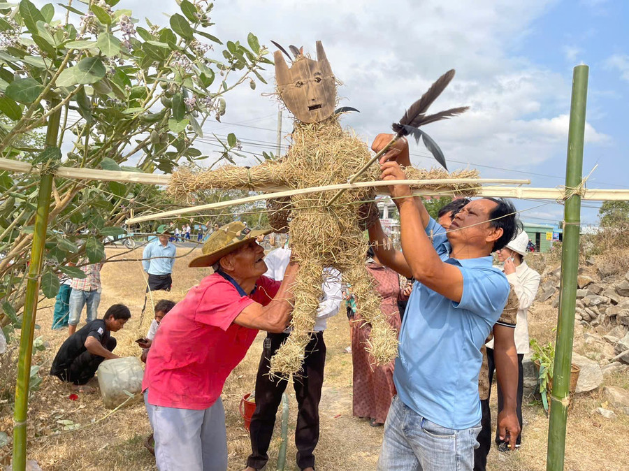 Ông Rmah Khiêm (bên phải) cùng người dân thôn Sô Ma Hang A làm hình nộm chuẩn bị cho lễ cúng bến nước. Ảnh: Vũ Chi van-hoa.jpg