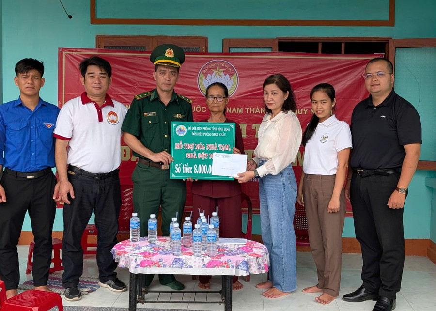 Bà Ngô Thị Hòa (thứ 4 từ trái sang) được hỗ trợ sửa chữa nhà. Ảnh: Hải Yến ngo-thi-hoa.jpg