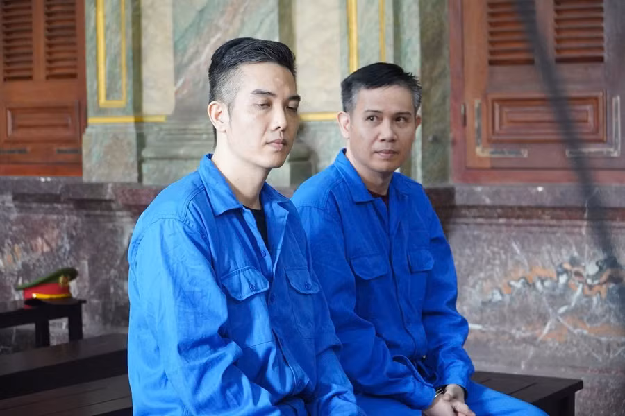 Hai anh em bị cáo Phạm Văn Tam (phải) và Phạm Xuân Tình tại phiên tòa.