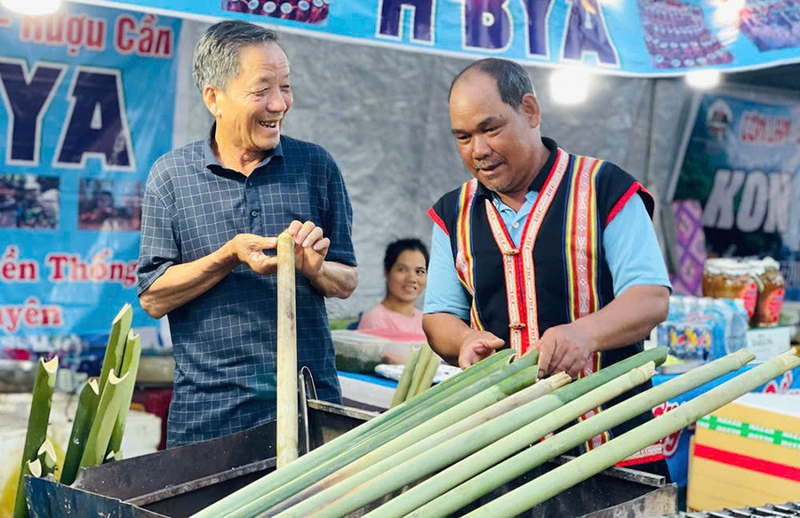 Ông Yaih (bên phải) chế biến món cơm lam truyền thống của người Jrai. Ảnh: Trần Dung ong-yaih-che-bien-com-lam.jpg