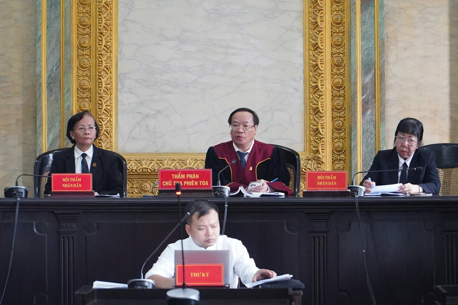 Thẩm phán Vũ Thanh Lâm - Chánh tòa hình sự TAND TPHCM và HĐXX phiên tòa vụ Asanzo. Thẩm phán Vũ Thanh Lâm - Chánh tòa hình sự TAND TPHCM và HĐXX phiên tòa vụ Asanzo.