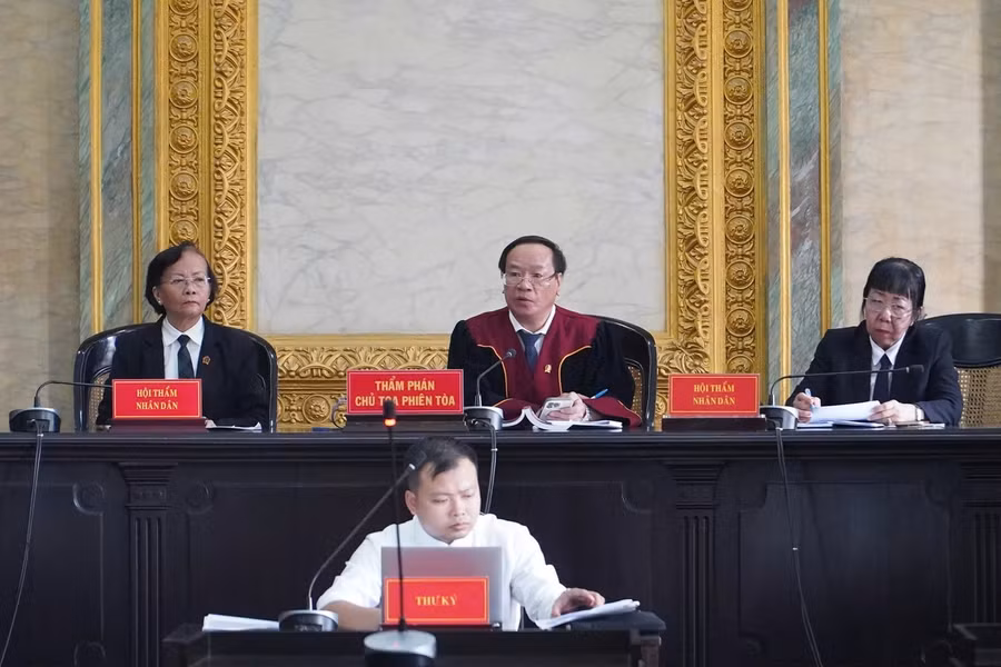 Thẩm phán Vũ Thanh Lâm - Chánh tòa hình sự TAND TPHCM và HĐXX phiên tòa vụ Asanzo.