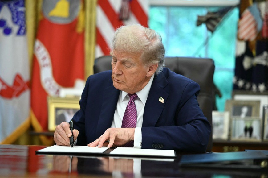 Tổng thống Mỹ Donald Trump ký sắc lệnh hành pháp tại Nhà Trắng ngày 5-9. Ảnh: AFP trump3.jpg