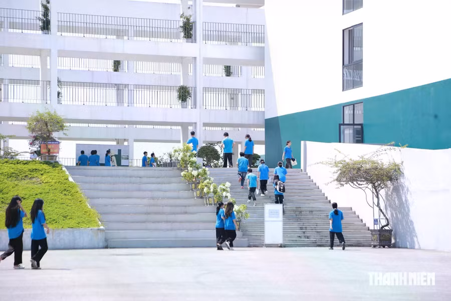 Các thí sinh đến điểm thi nghe quy chế thi và đăng ký thi. Ảnh: LONG QUYỀN