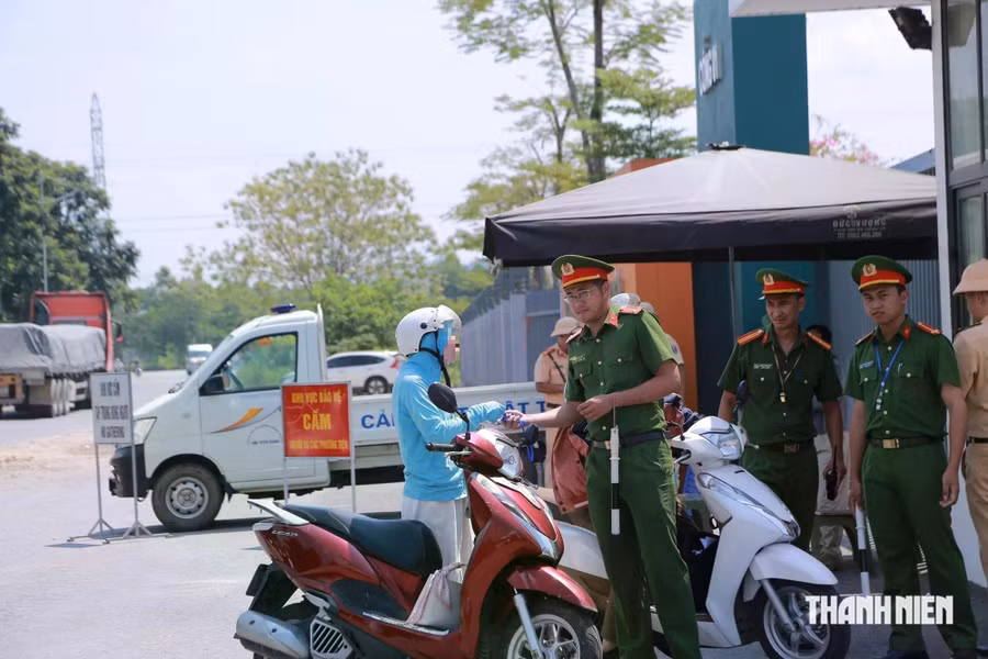 Lực lượng công an kiểm soát chặt chẽ tại điểm thi. Ảnh: LONG QUYỀN