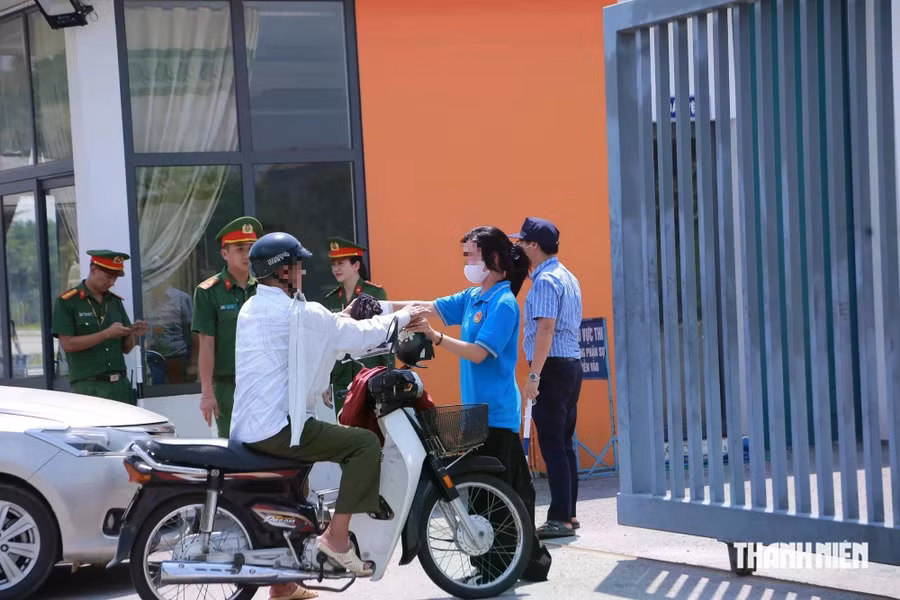 Phụ huynh đưa con đến điểm thi Trường THPT chuyên Tuyên Quang làm thủ tục chiều 13.8. Ảnh: LONG QUYỀN