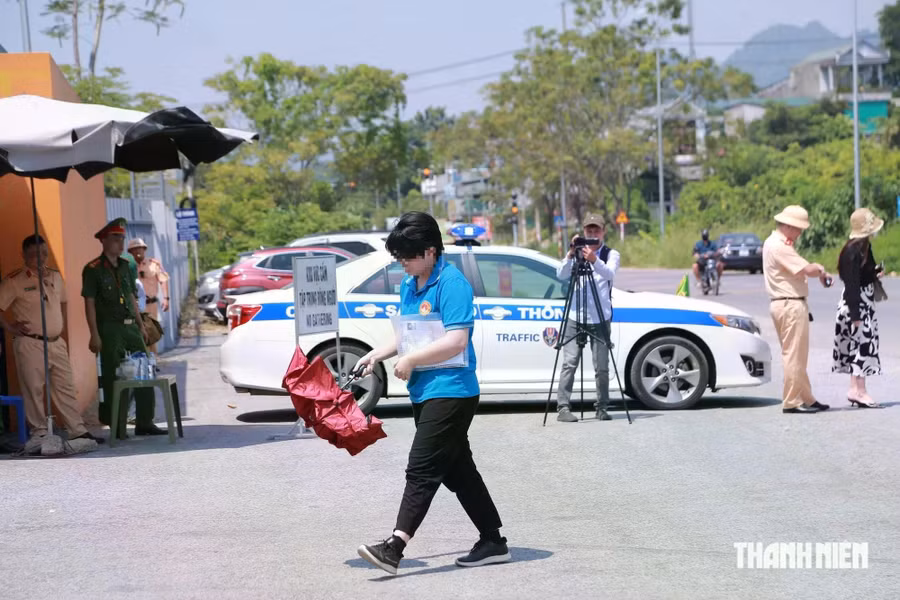 Thí sinh vào điểm thi đầu giờ chiều nay để làm thủ tục thi. Ảnh: LONG QUYỀN
