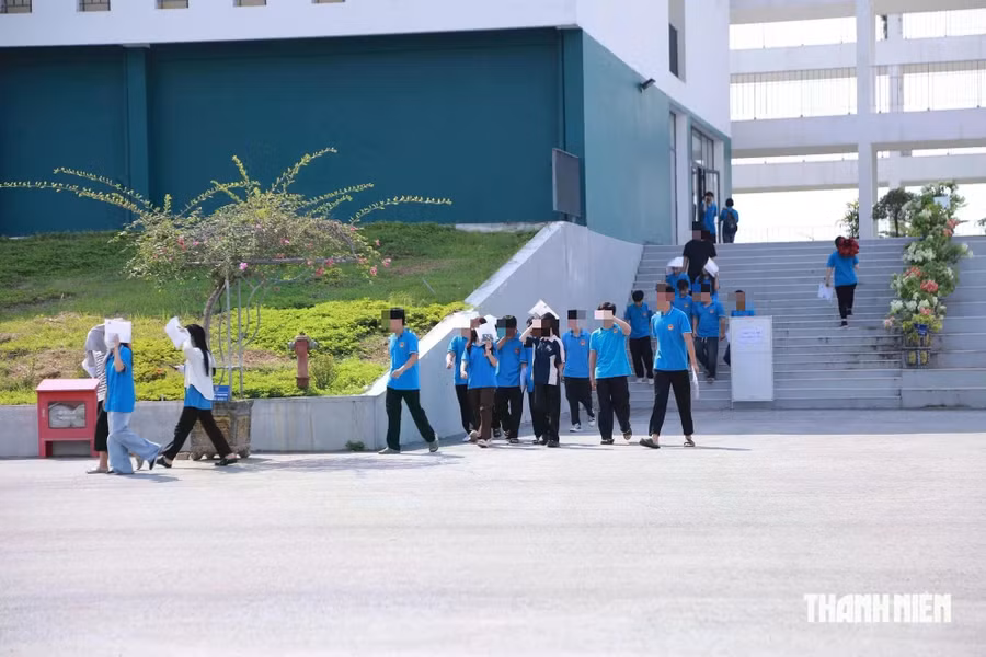 Đến 14 giờ 30 phút, các thí sinh đã hoàn tất các thủ tục và ra về. Ảnh: LONG QUYỀN