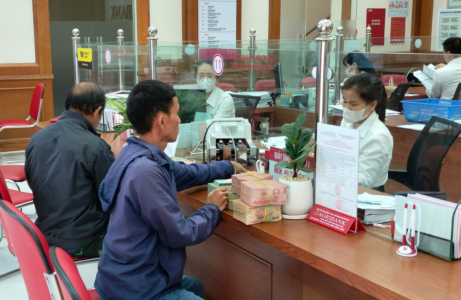 Viele Kunden in ländlichen Gebieten leihen sich Kapital aus Kreditpaketen der Agribank Binh Dinh. Foto: T.Sy ho-tro-nong-dan.jpg