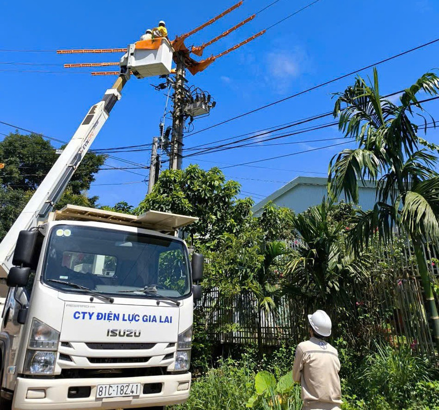 Đội Quản lý điện Đak Đoa tăng cường kiểm tra định kỳ, đặc biệt là kiểm tra ban đêm nhằm phát hiện sớm các dấu hiệu bất thường. Ảnh: Hải Yến cap-dien-an-toan.jpg
