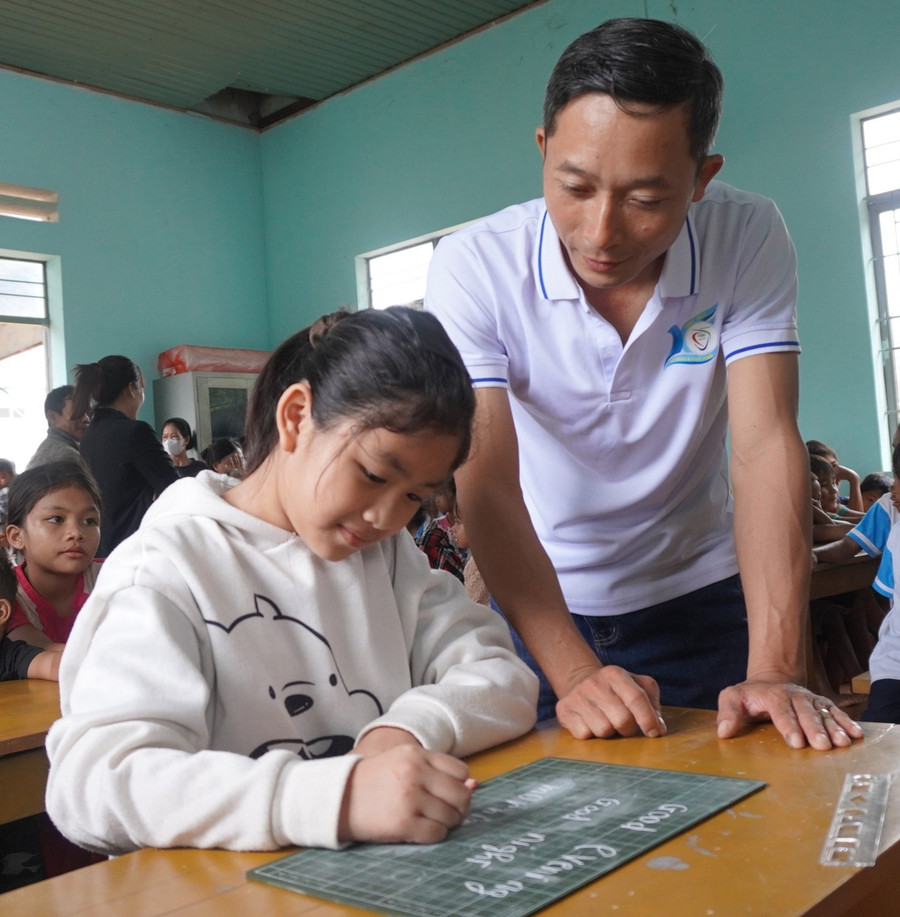 Lớp học thu hút nhiều em nhỏ làng Khôi. Ảnh: Chu Hằng lang-khoi.jpg