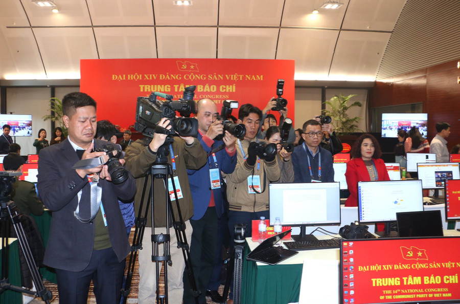cac-phong-vien-nha-bao-tac-nghiep-tai-trung-tam-bao-chi-dai-hoi-xiv-cua-dang.jpg