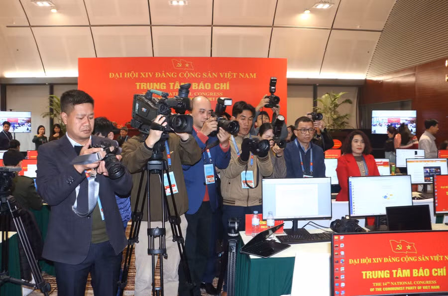 cac-phong-vien-nha-bao-tac-nghiep-tai-trung-tam-bao-chi-dai-hoi-xiv-cua-dang.jpg