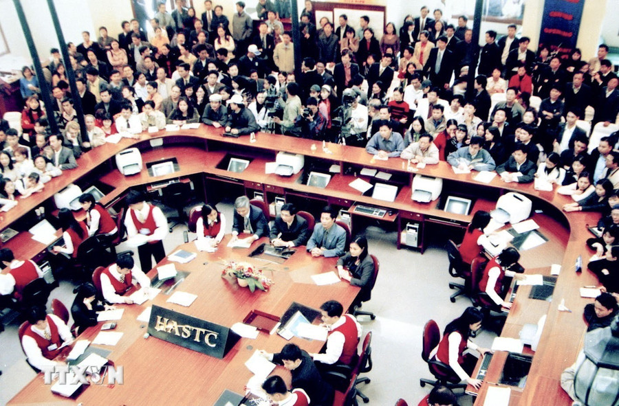 Phiên đấu giá cổ phần Nhà máy thủy điện Vĩnh Sơn Sông Hinh (Tổng Công ty điện lực Việt Nam), tại Trung tâm Giao dịch chứng khoán Hà Nội, ngày 10/3/2005. Ảnh: Quang Hải/TTXVN