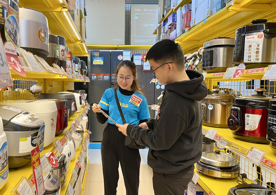 Nhu cầu mua sắm hàng gia dụng bắt đầu tăng cao. Ảnh: V.T