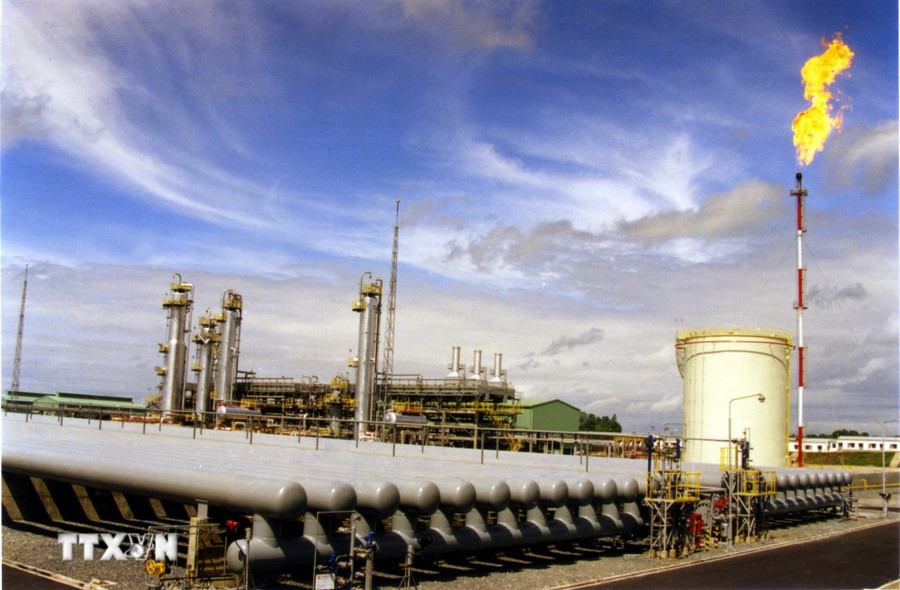 Nhà máy khí hóa lỏng Dinh Cố phục vụ công cuộc công nghiệp hóa, hiện đại hóa. Ảnh: Tư liệu TTXVN