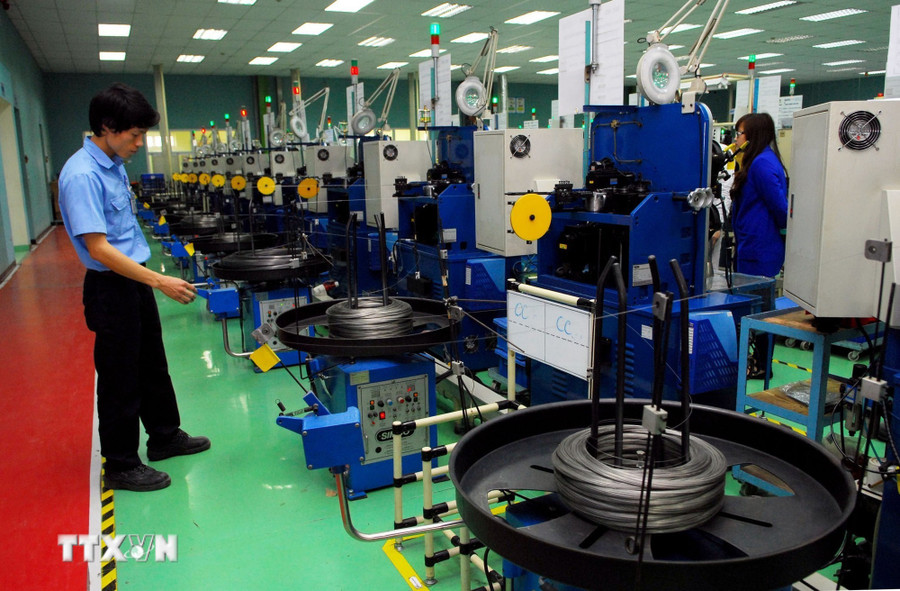 Một dây chuyền sản xuất các loại lò so (cuốn, dập), linh kiện cơ khí…chất lượng cao, cung cấp cho các nhà máy. Ảnh: Danh Lam/TTXVN