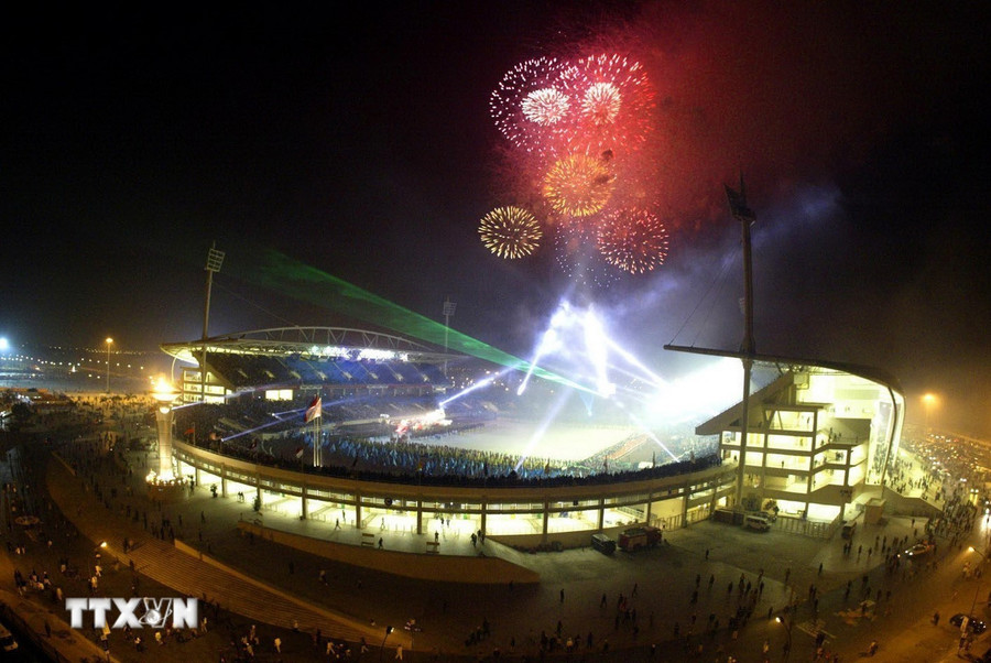 Pháo hoa rực sáng trên bầu trời Sân vận động quốc gia Mỹ Đình (Hà Nội) trong lễ khai mạc Đại hội Thể thao Đông Nam Á (SEA Games) lần thứ 22, ngày 5/12/2003, lần đầu tiên được tổ chức tại Việt Nam. Ảnh: Quang Minh/TTXVN