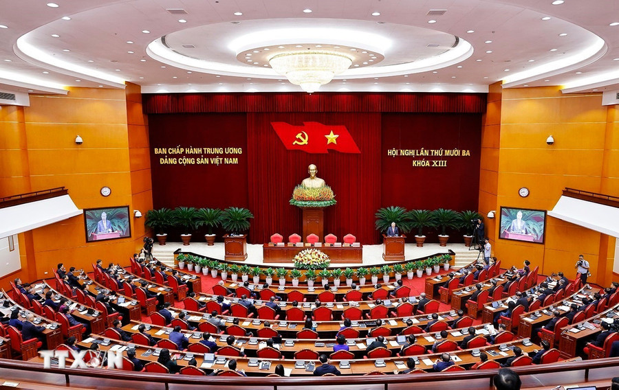 Sesi penutupan Konferensi ke-13 Komite Sentral Partai ke-13. Foto: Doan Tan/VNA be-mac-ban-chap-hanh.jpg