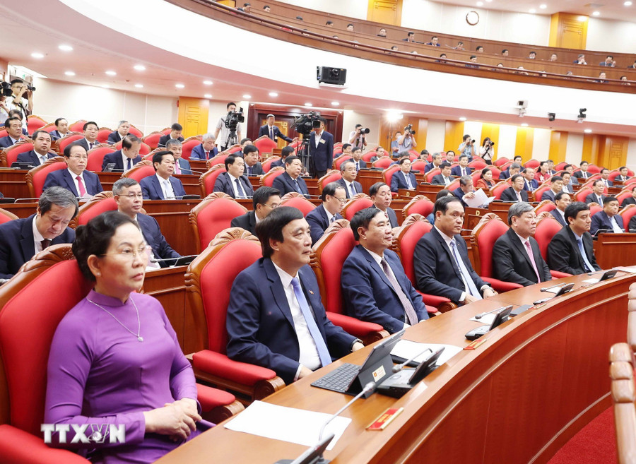 Para delegasi menghadiri sesi penutupan Konferensi ke-13 Komite Sentral Partai ke-13. Foto: Thong Nhat/VNA Các đại biểu tham dự phiên bế mạc Hội nghị lần thứ 13 Ban Chấp hành Trung ương Đảng khóa XIII. Ảnh: Thống Nhất/TTXVN