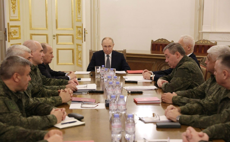 Tổng thống Vladimir Putin phát biểu tại cuộc họp với các chỉ huy quân sự cấp cao của Nga vào ngày 7-10. Ảnh: Kremlin putin-hop.jpg