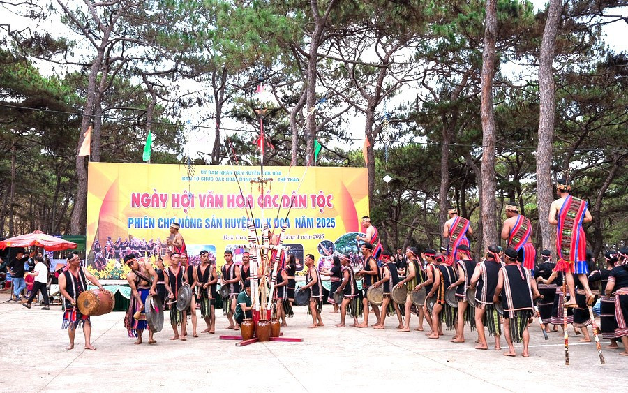 Đội cồng chiêng làng Ktăng (xã KDang) luôn gây ấn tượng tại các sự kiện văn hóa. Ảnh: M.C doi-cong-chieng.jpg