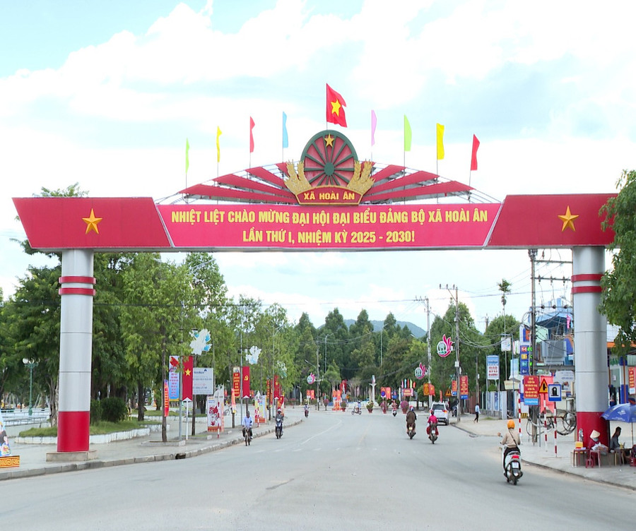 Xã Hoài Ân rực rỡ cờ hoa chào mừng Đại hội Đảng bộ lần thứ I, nhiệm kỳ 2025 - 2030. Ảnh: ĐVCC 51.jpg