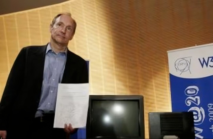 Tim Berners-Lee, Nhà phát minh ra Web, tạo dáng trước Máy chủ World Wide Web đầu tiên. (Nguồn: Getty Images) 3-2765.jpg
