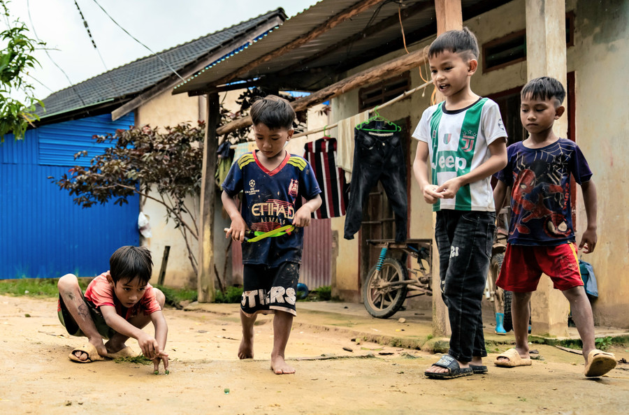 Trẻ em ở làng Kon Mahar (xã Đak Sơmei) chơi bắn bi trong những ngày hè. Ảnh: Ngọc Duy 101.jpg
