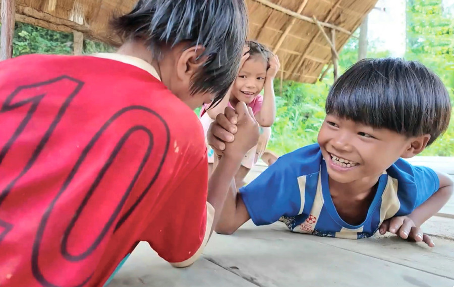 Tiếng cười vang dưới mái nhà sàn khi các em nhỏ làng Plei Ama Rin 3 (xã Ia Pa) chơi vật tay. Ảnh: Ngọc Duy 10.jpg