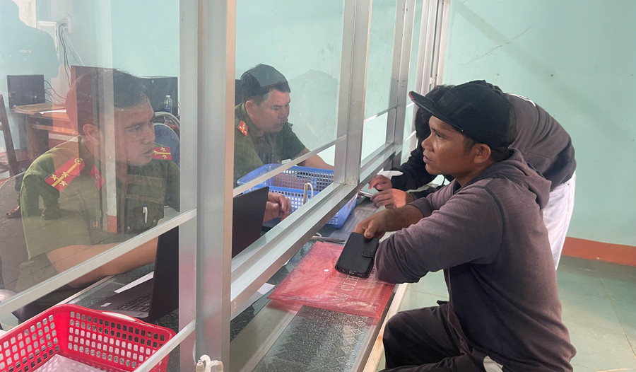 Anh Puih Nui đến trình báo Công an xã về việc bị kẻ gian gọi điện lừa đảo. Ảnh: Thúy Trinh 91.jpg