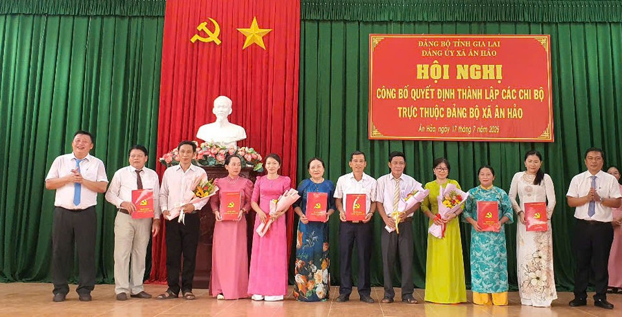 Xã Ân Hảo công bố các quyết định thành lập các chi bộ trực thuộc xã. Ảnh: ĐVCC 53.jpg