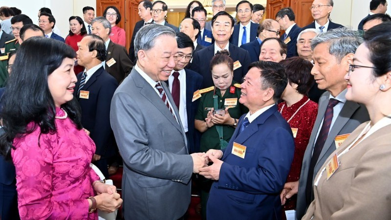 Tổng Bí thư Tô Lâm nói chuyện thân mật với các đại biểu trí thức, nhà khoa học, văn nghệ sĩ. (Ảnh: ĐĂNG KHOA) bnd-8894.jpg