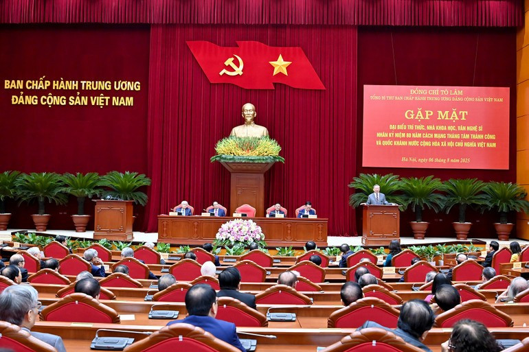Quang cảnh Hội nghị gặp mặt đại biểu trí thức, nhà khoa học, văn nghệ sĩ. (Ảnh: ĐĂNG KHOA) Quang cảnh Hội nghị gặp mặt đại biểu trí thức, nhà khoa học, văn nghệ sĩ. (Ảnh: ĐĂNG KHOA)